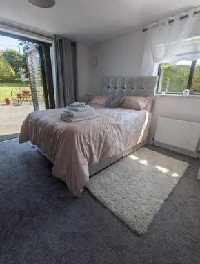 Private 1 Bed Apartment in peaceful location